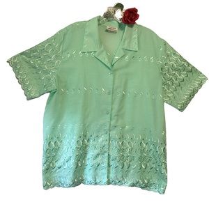 VTG EMB short sleeve buttoned collared top Lori am Casuals green EUC Like new